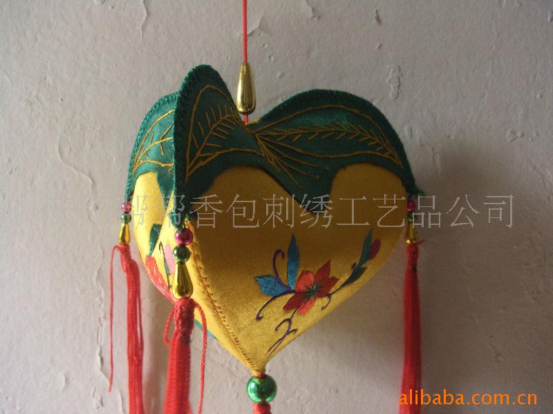 供应庆阳民间手工香包 挂件 龙凤灯 粽子串 (图)
